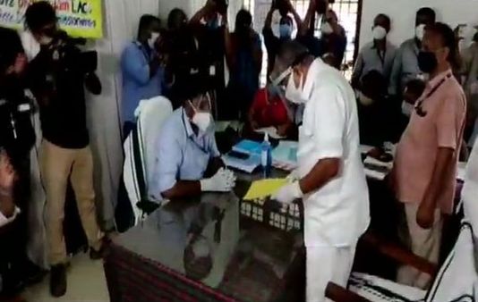 கேரளாவில் பதற்றம்: தேர்தல் அதிகாரியை ஆவேசமாக தாக்கிய கம்யூனிஸ்ட் தொண்டர்கள்.. ஆஸ்பத்திரியில் அனுமதி!