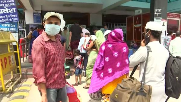 மீண்டும் அவலம்.. முழு ஊரடங்கு பீதி.. பதறியடித்து சொந்த மாநிலங்கள் புறப்பட்ட புலம் பெயர் தொழிலாளர்கள்