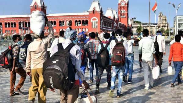 மீண்டும் கொரோனா ஊரடங்கு? ஒரே நேரத்தில் ரயில் நிலையத்தில்... குவிந்த புலம்பெயர்ந்த தொழிலாளர்கள்