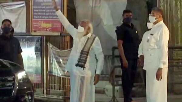 மதுரை மண்ணில் மோடி.. தோளில் துண்டை போட்டுக்கு கொண்டு.. மீனாட்சி அம்மன் கோயிலுக்குள் செம்ம என்ட்ரி!