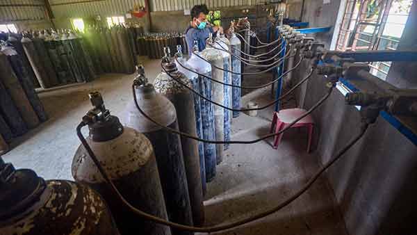 ஆக்சிஜன் சப்ளையை யார் தடுத்தாலும் தூக்கிலிடுவோம்- டெல்லி உயர்நீதிமன்ற நீதிபதிகள் எச்சரிக்கை