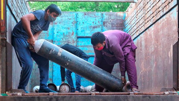 நாடே ஆக்சிஜனுக்கு ஏங்கியுள்ளபோது.. ஆக்சிஜன் சிலிண்டரை பதுக்கி.. ரூ.12,000க்கு விற்ற இரக்கமற்ற நபர்