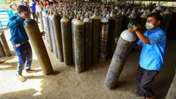 மத்திய பிரதேசத்தில் விஸ்வரூபம்... ஆக்சிஜன் இல்லை என பேனர் கட்டி தொங்கவிட்ட மருத்துவமனைகள்!