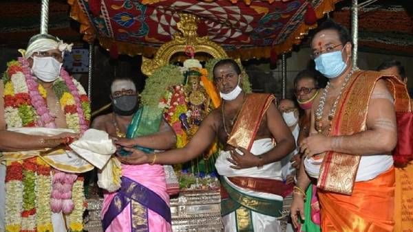 மதுரை மீனாட்சிக்கு பட்டாபிஷேகம் கோலாகலம் - ஆவணி வரைக்கும் இனி அம்மன் ஆட்சிதான்