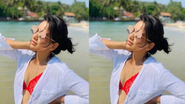 வெள்ளைக் கலர் சட்டை.. பட்டனைக் கழற்றி விட்டு.. பட்டையைக் கிளப்பும் பாவனி!