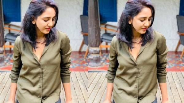 சட்டை பட்டனை திறந்து விட்டு... சிலுசிலுன்னு போஸ் கொடுத்த பாவனி.. சிலிர்த்த ரசிகர்கள்!