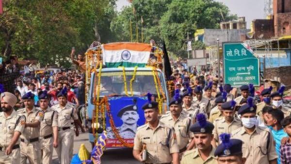 ''கடமையில் உயிரிழக்கும் ராணுவ வீரர்கள் தியாகிகளா'' பேஸ்புக்கில் கூறிய எழுத்தாளர்.. தூக்கிய போலீசார்