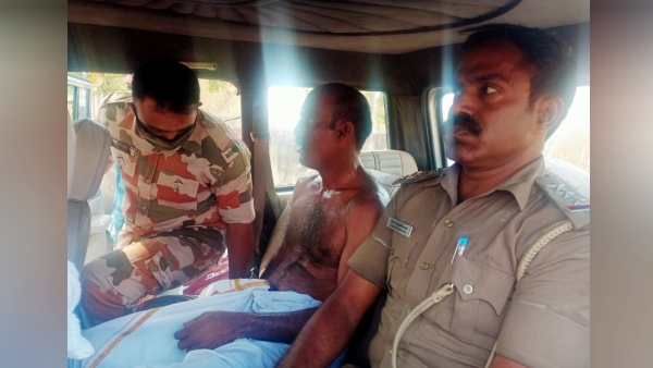 அறந்தாங்கியில் போதையில் அலப்பறை.. வாக்குச்சாவடியில் இ.வி.எம் மெஷினை அரிவாளால் உடைத்த 'குடி'மகன்!