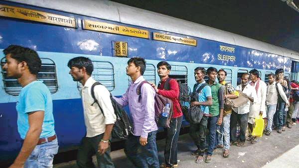 மராட்டியத்தில் 144 தடை, திடீர் அச்சம்.. ரயில் நிலையத்தை முற்றுகையிட்ட மக்கள்.. ரயில்வே துறை கோரிக்கை