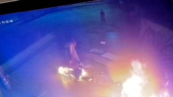 நள்ளிரவில் கோயம்பேடு பஸ் ஸ்டாண்டில் பற்றி எரிந்த 2 பேர்,. பகீர் சிசிடிவி.. காரணம் தெரியுமா?