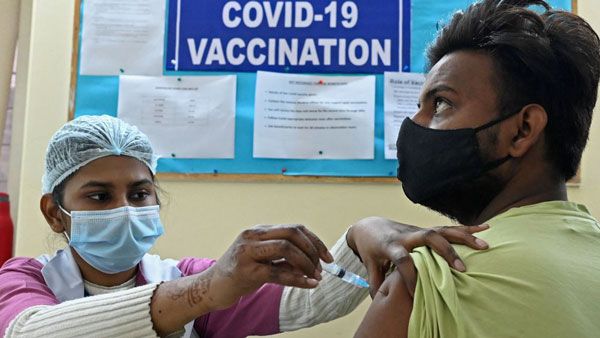 கொரோனா பரவல் தீவிரம் : அரசு, தனியார் அலுவலகங்களில் தடுப்பூசி முகாம் நடத்த மத்திய அரசு அனுமதி