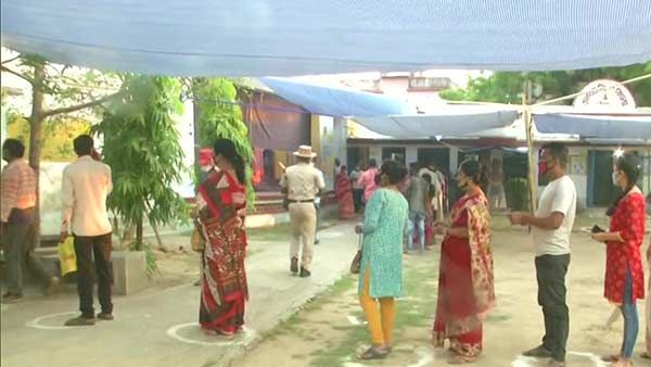 மே.வங்க 8-ம் கட்டமாக சட்டசபை தேர்தல்: 35 தொகுதிகளில் காலை 9 மணி வரை 16.04% வாக்குகள் பதிவு