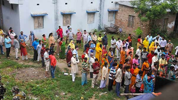 மே வங்க தேர்தல்.. திடீர் வன்முறை, துப்பாக்கிச்சூடு.. சிதால்குர்ச்சியில் வாக்குப்பதிவு ஒத்திவைப்பு