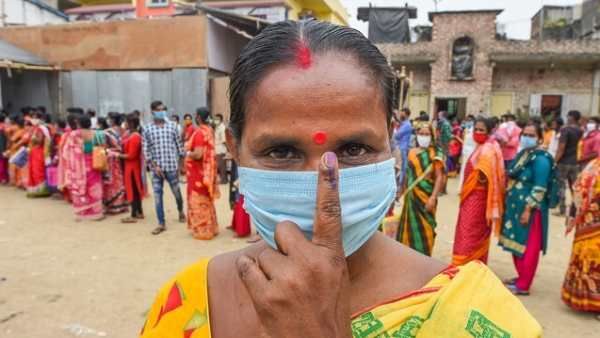 கொரோனா பரவலுக்கு மத்தியில் 8 கட்டங்களாக வாக்குப்பதிவா? தேர்தல் ஆணையத்தை விளாசி தள்ளிய நீதிபதி