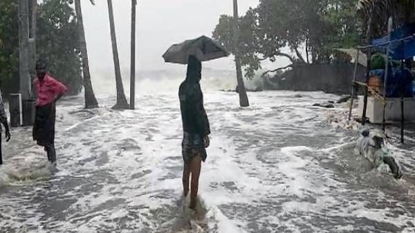 தீவிரமெடுக்கும் டவ்-தெ புயல்.. விடாமல் பெய்யும் கனமழை.. கர்நாடகாவில் 4 பேர், கேரளாவில் 2 பேர் பலி!