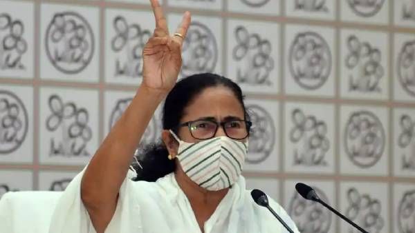 மேற்கு வங்கம்: சீனியர்கள், புதுமுகங்களுடன் 43 பேர் கொண்ட மமதா பானர்ஜி அமைச்சரவை பதவியேற்பு