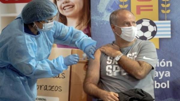 உலக நாடுகளில் குறையும் பாதிப்பு.. இந்தியாவில் மீண்டும் 4 லட்சத்தை கடந்து கொரோனா உச்சம்!