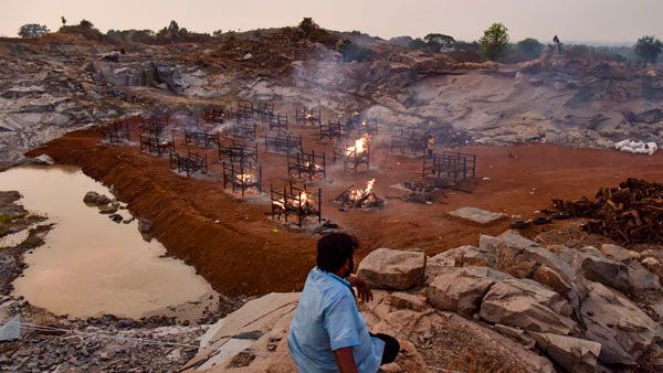 பெங்களூரு சுடுகாட்டில் ஹவுஸ்ஃபுல் போர்டு... சடலங்களை நாய்கள் கவ்விச் செல்லும் அவல நிலை