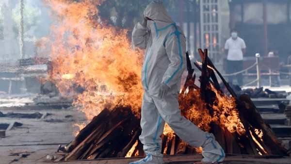 உ.பி.யில் கொரோனா கொடுமை.. வயல்களில் எரிக்கப்படும் சடலங்கள், ஊரக வேலை திட்டத்திற்கு வராத தொழிலாளர்கள்