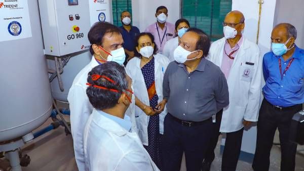 இந்தியாவில் ஒருநாள் பாதிப்பு சற்று குறைவு- 2,76,261 பேருக்கு கொரோனா உறுதி- 3,880 பேர் மரணம்