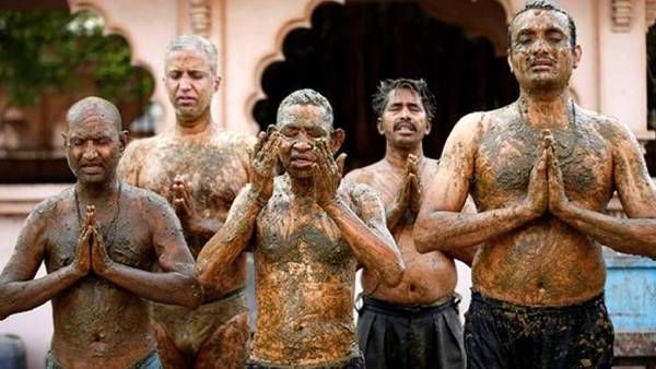 உடம்பெல்லாம்.. மாட்டு சானம் பூசிக் கொண்டால் தொற்றை சரி செய்யலாமா.. டாக்டர்கள் சொல்வது என்ன?