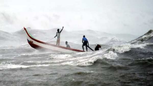 கேரளாவில் 'டவ் தே' புயலில் சிக்கி.. நடுக்கடலில் படகு கவிழ்ந்தது.. நாகை மீனவர்கள் 10 பேர் மாயம்!