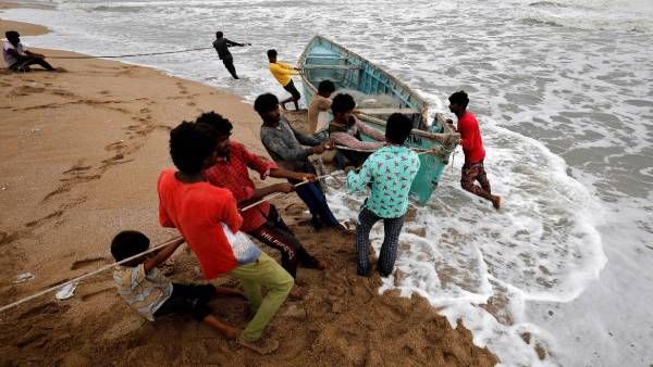 புயல் கண்ணின் முதல் பாதி கடக்கும்போது ஒருவித அமைதி நிலவும்.. பின்னர் பலத்த காற்று வீசும்.. வெதர்மேன்