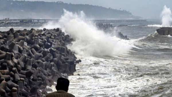 அதிதீவிர புயலாக மாறியது யாஸ்..இன்று கரையை கடக்கிறது..சென்னையில் 40 கி.மீ வேகத்தில் காற்று வீசுகிறது