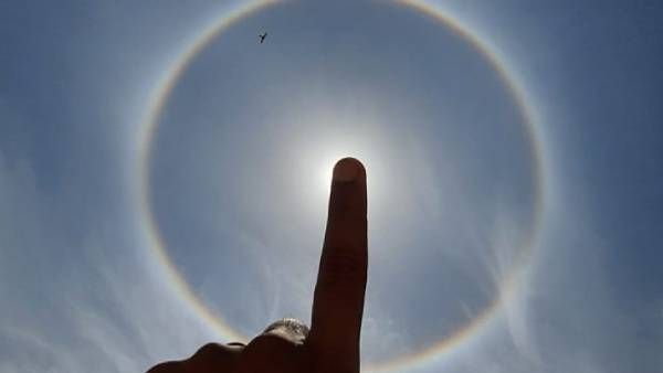 வானத்தை நிமிர்ந்து பார்த்தால்.. சூரியனை சுற்றி கலராக ஒளி வட்டம்.. பூரித்துப்போன பெங்களூர் மக்கள்