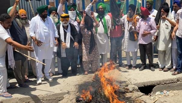 டெல்லி எல்லைகளில் போராடும் விவசாயிகள் கறுப்பு கொடி ஏந்தி போராட்டம்- மோடி உருவபொம்மைகள் எரிப்பு!