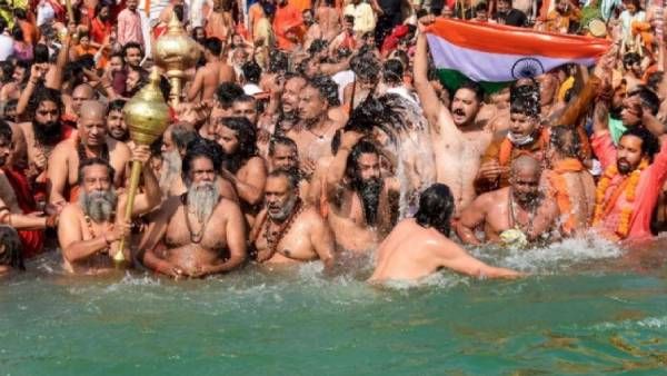 கொரோனா பரவலுக்கு கும்பமேளாதான் காரணமா? இந்துக்களுக்கு எதிரான சதி-காங். மீது இந்து துறவிகள் பாய்ச்சல்