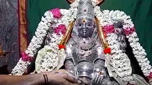 அட்சய திருதியை நாளில் வாலாஜபேட்டை லட்சுமி குபேரருக்கு ஒரு லட்சம் காசுகள் அபிஷேகம்