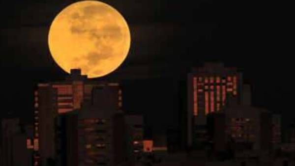 வானில் தோன்றிய அதிசய நிகழ்வு..முழு சந்திர கிரகணம்..பல்வேறு நாடுகளில் காட்சியளித்த சூப்பர் பிளட் மூன்