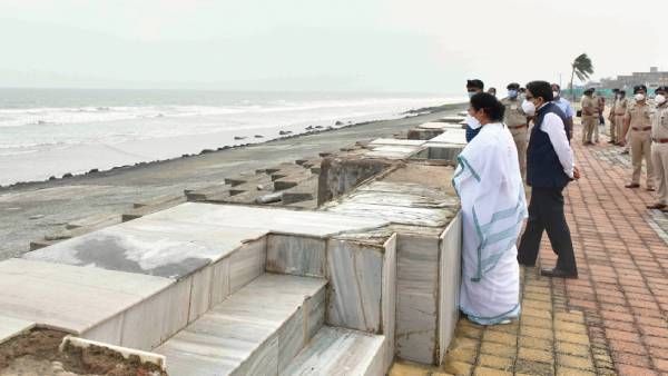 இன்று மமதா செய்தார்.. அதேபோல அன்று மோடி, ஜெயலலிதா செய்தனரே.. டிவிட்டரில் ஒரு விவாதம்!