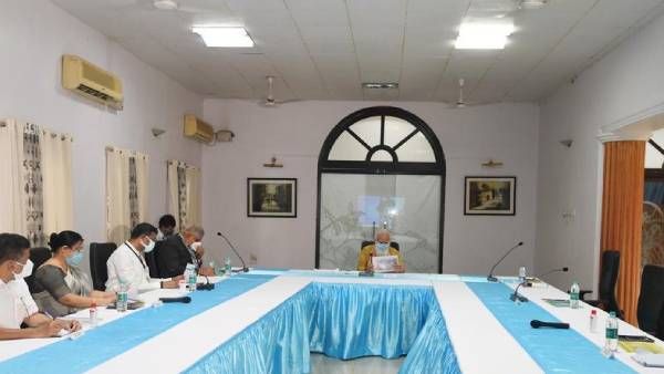 அரை மணி நேரம் லேட்.. கோப்புகளை பிரதமரிடம் கொடுத்து விட்டு.. கடகடவென கிளம்பி சென்ற மம்தா!