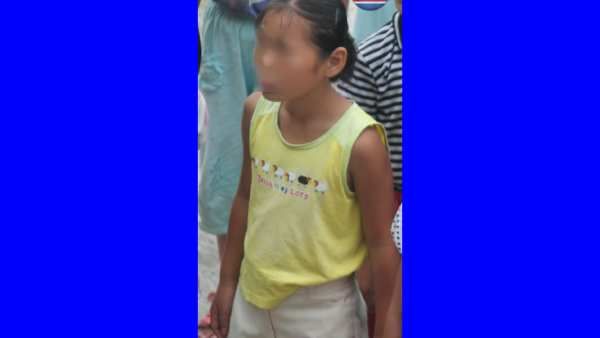 இறுக்கமான ஜீன்ஸ் + டி-ஷர்ட்டில் 