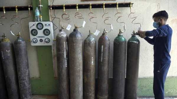 100 கொரோனா நோயாளிகள்.. 20 நிமிடங்கள் ஆக்சிஜன் கட்... காஷ்மீரில் நூலிழையில் உயிர் பிழைத்த நோயாளிகள்