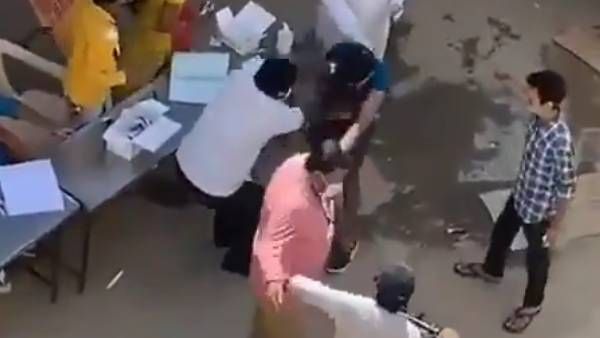 ஷாக்கிங்.. ஓங்கி அறைந்து.. கொரோனா டெஸ்டுக்கு மக்களை இழுத்து செல்லும் பெங்களூர் மாநகராட்சி ஊழியர்கள்