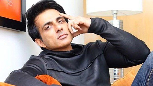 போலி கணக்கு.. பிஆர் வேலை.. உதவி செய்வதாக ஏமாற்றுகிறாரா சோனு சூட்?.. அடுக்கப்படும் குற்றச்சாட்டுகள்!