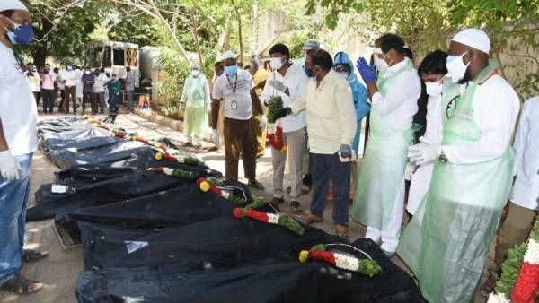 உறவினர்களே மறுக்கும்போது.. கொரோனா சடலங்களுக்கு இறுதி சடங்கு செய்யும்.. தப்லீக் ஜமாத் தன்னார்வலர்கள்