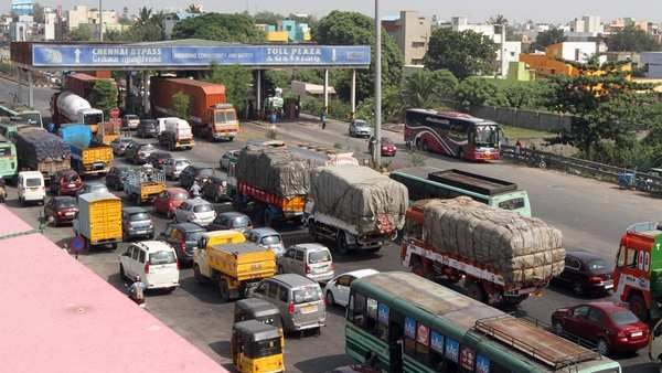 சென்னையை விட்டு தென் மாவட்டங்களை நோக்கி மக்கள் படையெடுப்பு.. திணறும் பரனூர் சுங்கச்சாவடி!