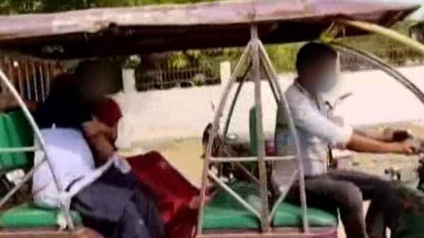 யோகி ஆளும் உ.பி.யில்.. ஆம்புலன்சில் அதிக பணம் கேட்டதால்.. கணவரின் உடலை ஆட்டோவில் கொண்டு சென்ற பெண்