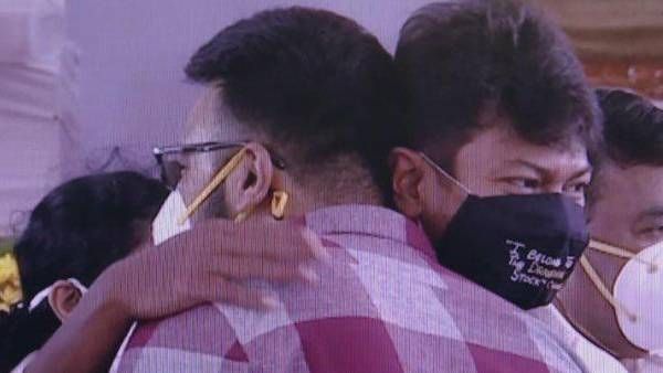 ஸ்டாலின் பதவி ஏற்பு விழாவில்.. கசப்புகள் இன்றி கட்டிப்பிடித்த 2 பேர்.. வைரலான 