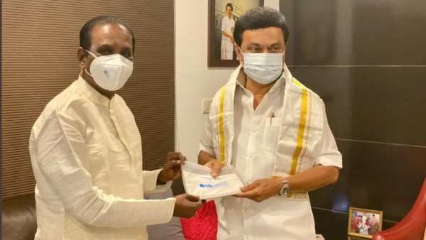 கொரோனா தடுப்பு பணி: முதலமைச்சர் பொது நிவாரண நிதிக்கு ரூ.5லட்சம் வழங்கினார் கவிஞர் வைரமுத்து!