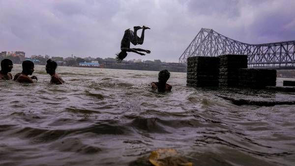 தம்ரா துறைமுகம் அருகே கரையை கடந்த யாஸ் புயல்.. பயங்கர பேயாக மாறிய வீடியோ!