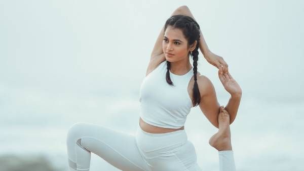 எங்க பாக்குறீங்க.. யோகாசனம் மட்டும் பாருங்க .. புதுசு புதுசா வித்தை காட்டும் ரம்யா பண்டியன்!