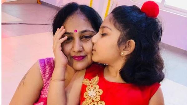 வாவ்.. ஸ்லீவ்லெஸ் ஜாக்கெட்டில் மகளை கட்டி அணைத்தபடி.. யார்னு தெரியுதா!