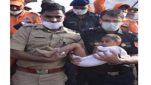 8 மணி நேர திக்திக் போராட்டம்.. உபியில் 180 அடி ஆழ்துளை கிணற்றில் விழுந்த.. 4 வயது சிறுவன் மீட்பு