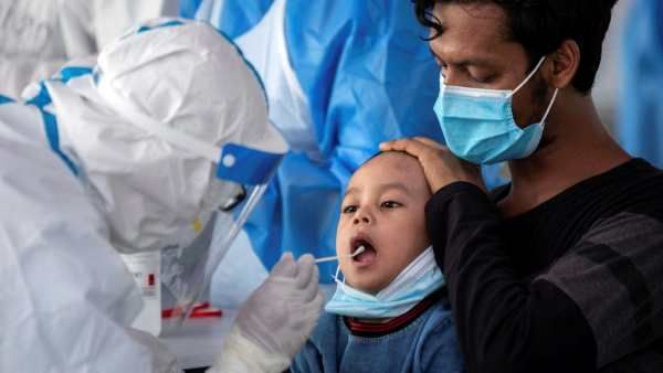 கொரோனா 3ஆம் அலையில் சிறார்கள் அதிகம் பாதிக்கப்படுவார்களா? உலக சுகாதார அமைப்பின் விளக்கம் இதுதான்