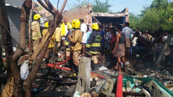 சாத்தூர் அருகே பட்டாசு வெடி விபத்து...5 வீடுகள் தரைமட்டம் - 3 பேர் பலி